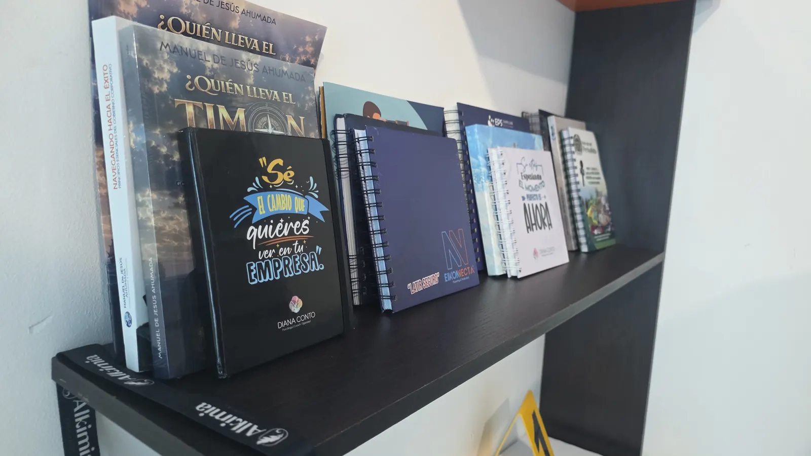 Libros impresos y libretas personalizadas exhibidos en la sede de EIKONECTA en Sincelejo