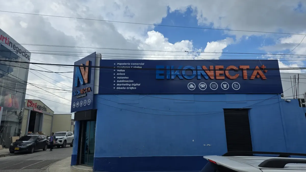 Aviso de fachada de gran formato de EIKONECTA en Sincelejo con panel de servicios y letras 3D