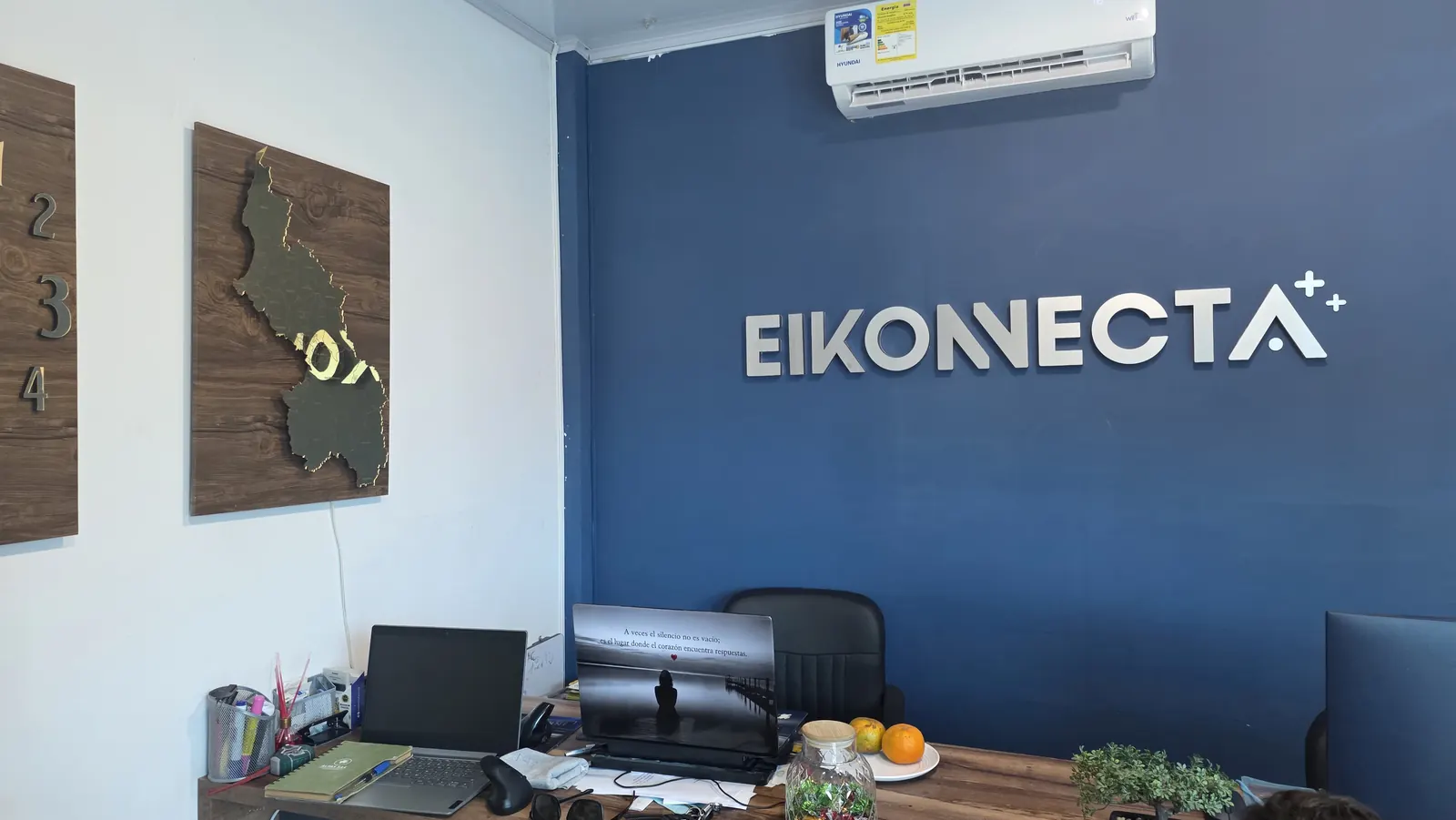 Recepción de EIKONECTA en Sincelejo con pared azul y logo corpóreo 3D