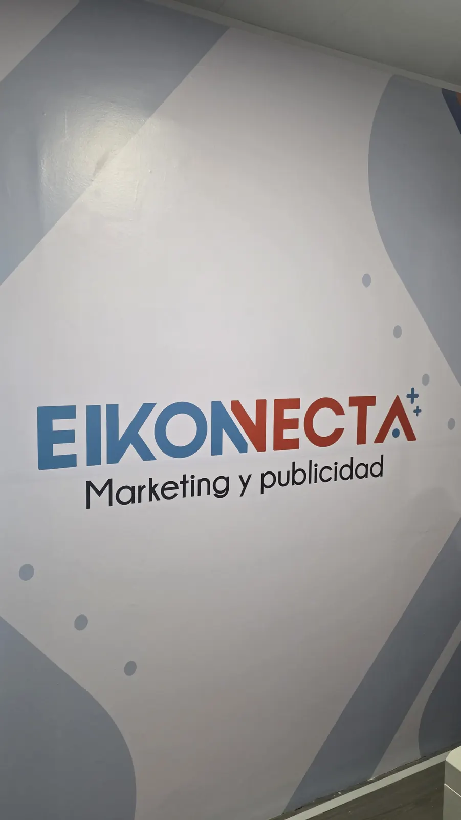 Mural de gran formato con el logo de EIKONECTA y el eslogan «Marketing y publicidad» en Sincelejo