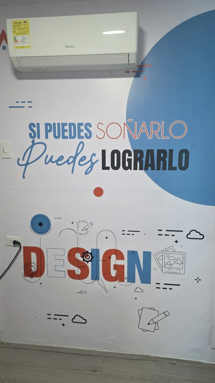Mural con la frase «Si puedes soñarlo, puedes lograrlo» en el taller de EIKONECTA en Sincelejo